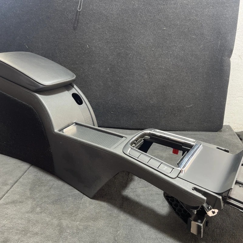 Cotiera centrala / Skoda Superb II 3T 2011 / Interior