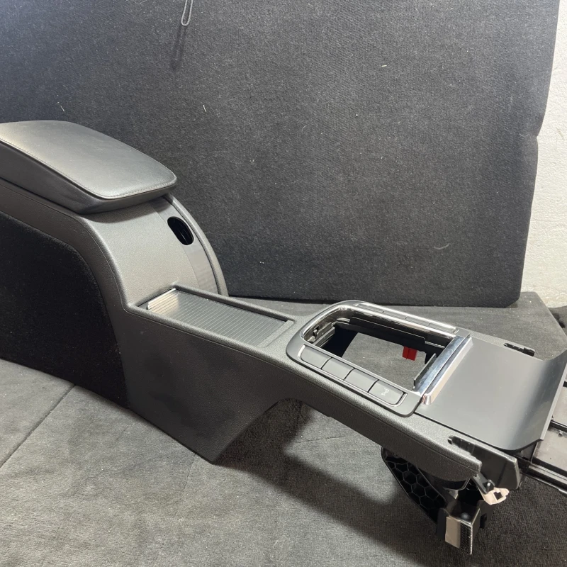 Cotiera centrala / Skoda Superb II 3T 2011 / Interior