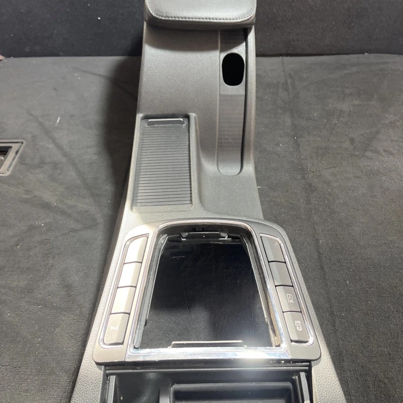 Cotiera centrala / Skoda Superb II 3T 2011 / Interior