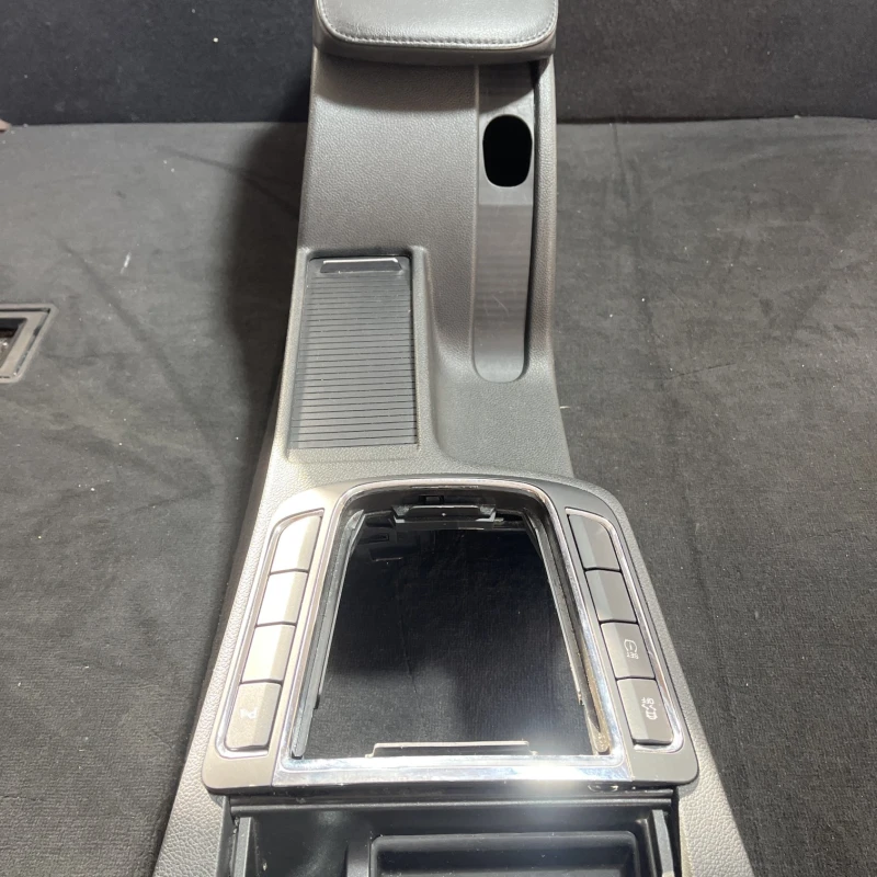 Cotiera centrala / Skoda Superb II 3T 2011 / Interior