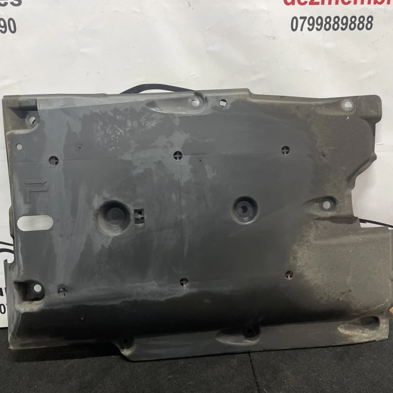 Scut caroserie stanga Nissan 