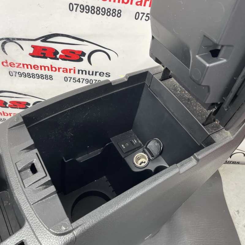 Cotiera centrala / Nissan Qashqai J11 2015 / Interior