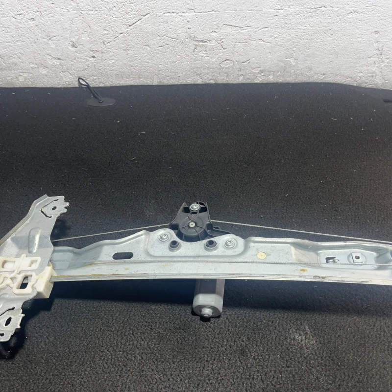 Macara geam stanga spate Nissan 
