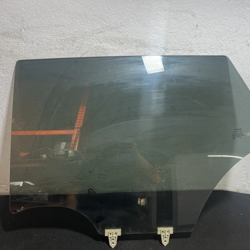 Geam stanga spate Nissan 