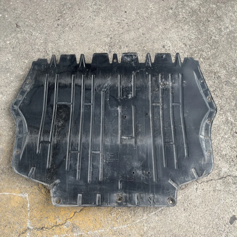 Scut motor / Volkswagen Golf MK6 2012 / Caroserie, oglinzi si faruri