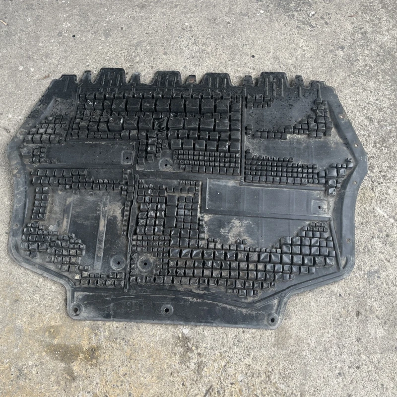 Scut motor / Volkswagen Golf MK6 2012 / Caroserie, oglinzi si faruri